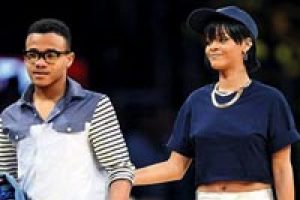 Rihanna kardeşiyle basketbol ma&ccedil;ında...
