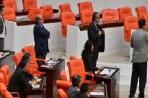 Meclis'te vekiller yumruk yumruğa kavga etti!