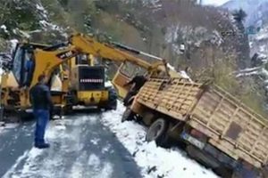 U&ccedil;uruma yuvarlanmaktan son anda kurtarıldı