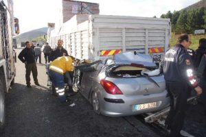 Otomobil TIR'ın altına girdi: 1 &ouml;l&uuml;, 1 yaralı