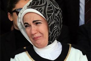 Emine Erdoğan'a Twitter'dan k&uuml;f&uuml;r etti!