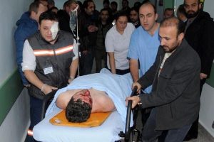 Polis memuruna kamyon &ccedil;arptı