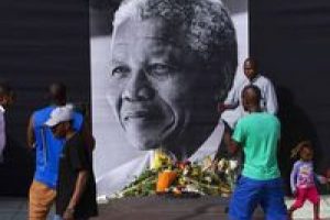 Mandela son yolculuğuna uğurlanıyor