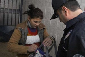 Karnı burnunda hırsız ev sahibine yakalandı