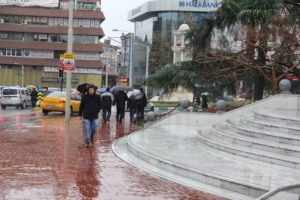 Kar bekleyen Bursalılara yağmur s&uuml;rprizi