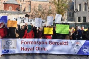 İlahiyat &ouml;ğrencileri &ccedil;alınan haklarını geri istiyor