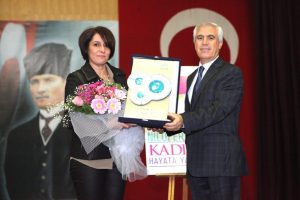&Ouml;d&uuml;ll&uuml; yazar Nil&uuml;ferli kadınlarla buluştu
