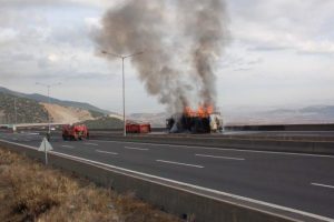Kumaş y&uuml;kl&uuml; TIR yandı, otoyol 5 saat kapandı