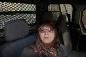 Sahte polislere inandı, 8 bin lirayı &ccedil;&ouml;p kutusuna attı