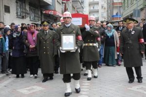 Yarbay kalbine yenildi
