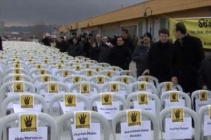 4 bin 100 adet boş sandalyeyle eylem