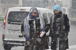 Kar 57 kişiyi hastanelik etti