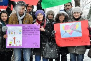 Kar altında 'İnsan Hakları G&uuml;n&uuml;' kutlaması