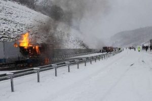 Buz pistine d&ouml;nen yolda inanılmaz kaza