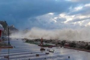 Dev dalgalar kafeterya ve &ccedil;ocuk parkını vurdu