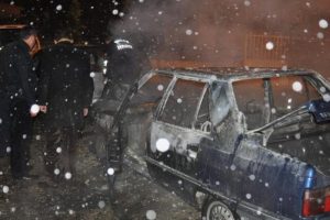 Park halindeki 2 otomobil alev alıp yandı