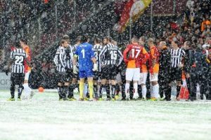 Kar yağışı Galatasaray-Juventus ma&ccedil;ını ertelendi