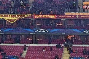 Galatasaray taraftarı 'Y&uuml;ce Atat&uuml;rk' pankartı astı