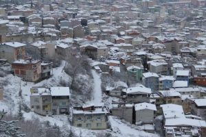 Bursa beyaza b&uuml;r&uuml;nd&uuml;! Okullar tatil edilecek mi?