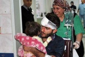 Kamyonetten fırlayan bebeğin inanılmaz kurtuluşu