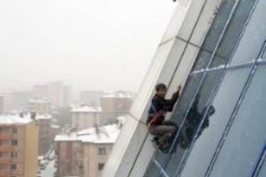 Kar altında elektrik tesisatı d&ouml;şediler