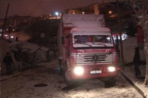 Karda kayan kamyon gecekonduya &ccedil;arptı