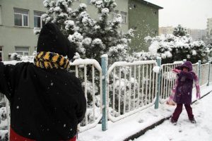 Bursa'da &ouml;ğrencilerin kar topu sevinci