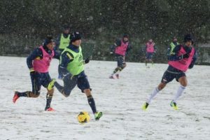 Fenerbah&ccedil;e kar altında &ccedil;alıştı