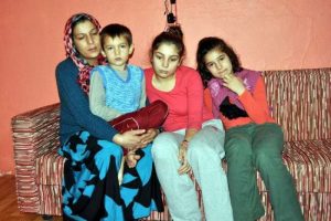 Kalbi delik olan oğlu i&ccedil;in kanepe bile satmış