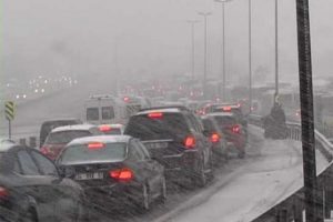 Kar E-5 trafiğini kilitledi