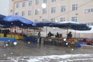 Bursalı pazarcılar soğukta m&uuml;şteri yolu g&ouml;zledi