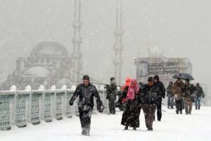 'Karlı ve buzlu yolda d&uuml;şmemek i&ccedil;in en az bir eliniz boşta olsun'
