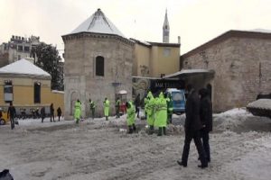 Taksim'e dolu yağdı