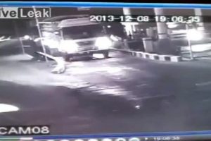 İki motosikletin kafa kafaya &ccedil;arpışma anı