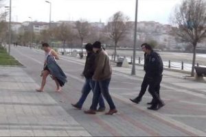 Dondurucu soğuğa aldırmadan denize girdi