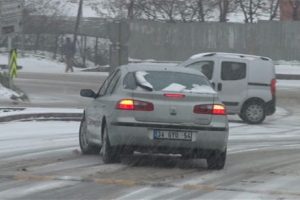 Ara&ccedil;lar buz pistine d&ouml;nen yolda adeta dans etti