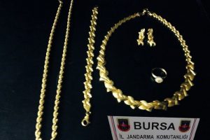&Ccedil;aldıkları altınları eritemeden yakalandılar