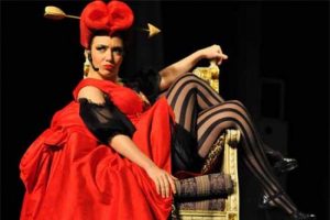 Deniz Uğur yeniden tiyatro sahnesinde