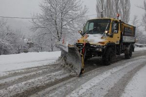 Bursa'da kar yağışı bu k&ouml;y&uuml; elektriksiz bıraktı