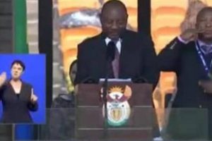 Mandela'nın cenaze t&ouml;reninde skandal