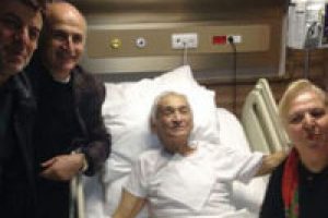 Adnan Şenses'in hasta yatağındaki ilk g&ouml;r&uuml;nt&uuml;s&uuml;