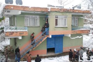 Babasını &ouml;ld&uuml;r&uuml;p cesedini yakmak istedi