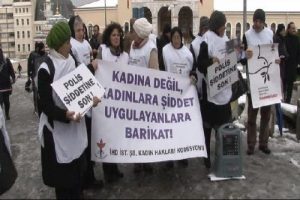 Kadın cinayetlerine valilik &ouml;n&uuml;nde protesto