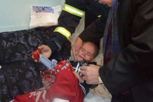 Nefesi ile hayat verdiği Emirhan'ı ziyaret etti