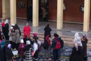 Buzlu merdivenler &ouml;ğrencileri hastanelik etti