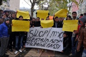 &Uuml;niversitelilerden elektrik kesintilerine mumlu protesto