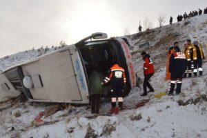 Otob&uuml;s buzda kaydı: 2 &ouml;l&uuml;
