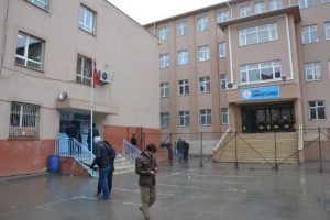 Okulu basıp &ouml;ğretmeni yaraladılar