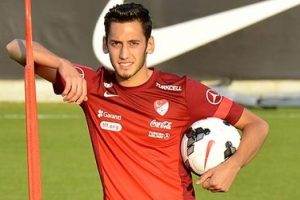 Arsenal ve Liverpool Hakan'ın peşinde!
