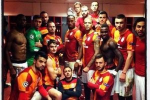 Galatasaraylı futbolculardan zafer pozu